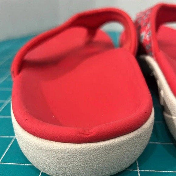 Red Floral Spenco Yumi Style Orthotic Flip Flops - Picture 5 of 10